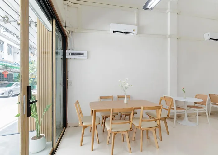 72 House & Cafe *